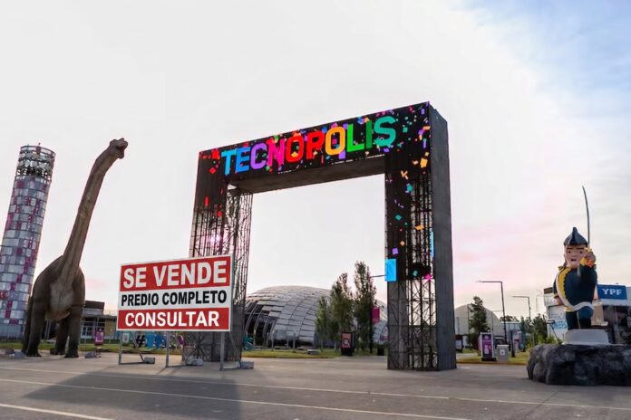 Vista del predio de Tecnópolis con cartel de festival
