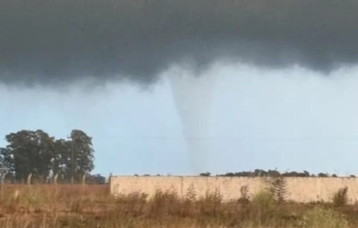 Casa destruida por un tornado en Las Flores, provincia de Buenos Aires