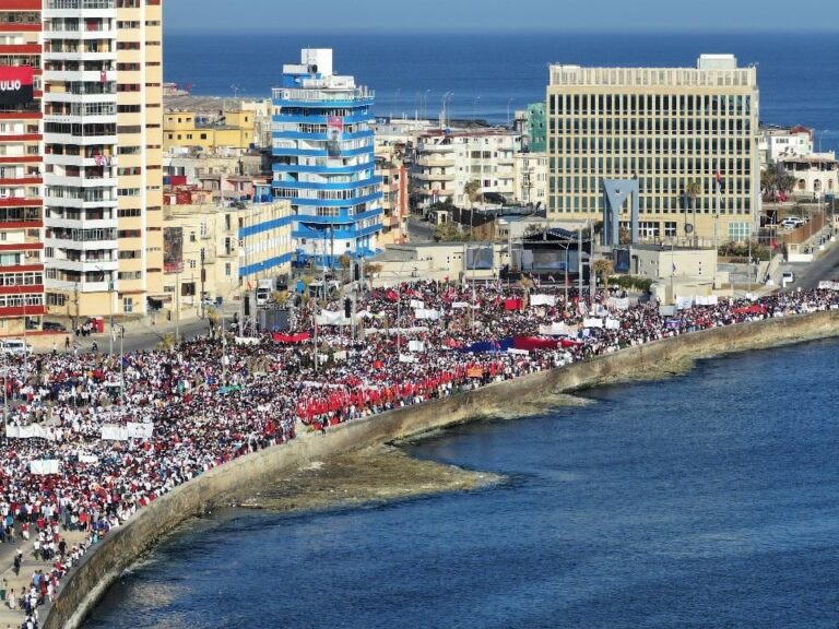 Manifestación frente a la embajada de Estados Unidos en La Habana el 1 de mayo