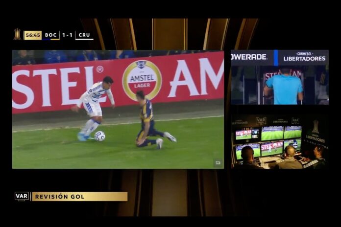 Jugadores de Boca y Cruzeiro en el campo de juego durante el partido de Copa Libertadores