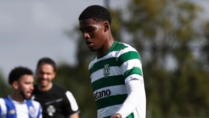 Víctor Guzmán con la camiseta del Sporting Lisboa B