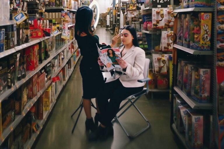 Persona recibiendo asesoría de maquillaje en una tienda Walmart