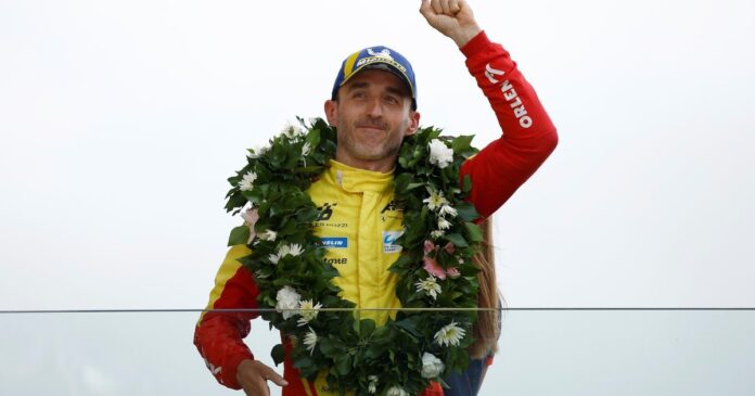 Circuito de la Sarthe durante las 24 Horas de Le Mans con autos en pista