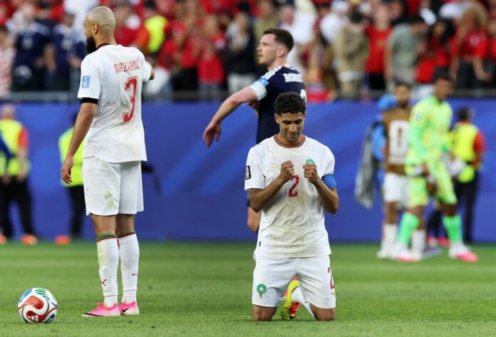Achraf Hakimi durante un partido de fútbol