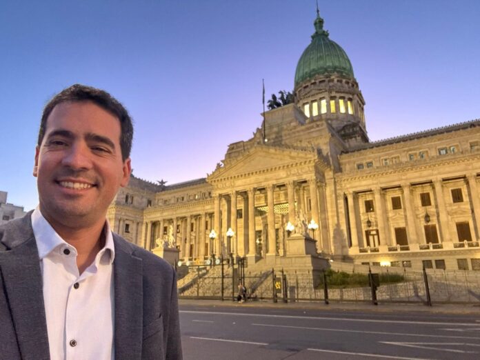 Adrián Ravier, nuevo vocero presidencial, en reunión con funcionarios