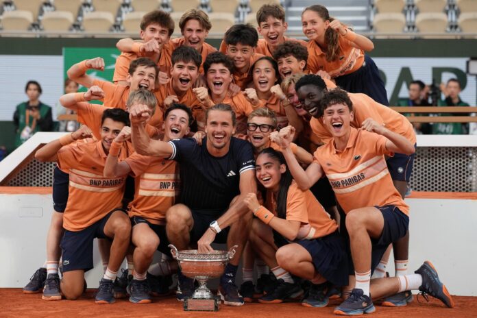 alexander-zverev-vencio-a-flavio-cobolli-y-gano-su-primer-titulo-de-grand-slam-en-roland-garros Alexander Zverev levanta la Copa de los Mosqueteros en la cancha Philippe-Chatrier de Roland Garros