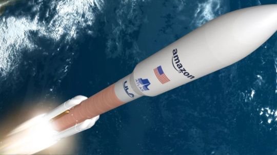 Cohete Atlas V despegando desde Cabo Cañaveral con satélites Kuiper de Amazon