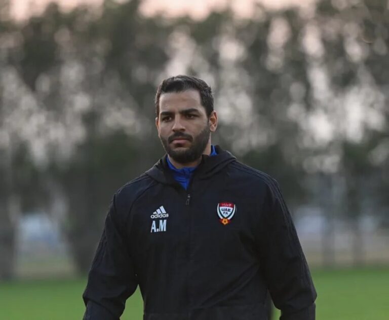 Amr Mokhtar junto a Rodolfo Arruabarrena en el campo de entrenamiento