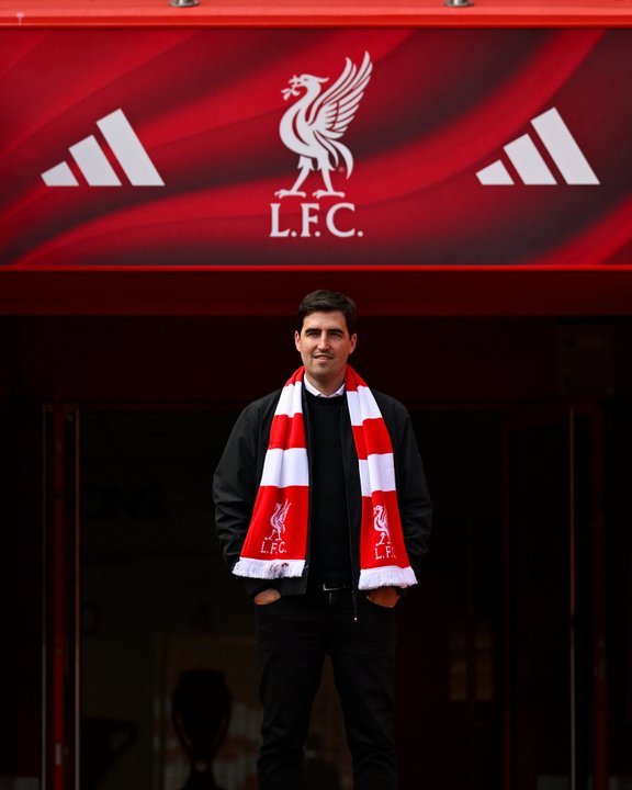 Andoni Iraola, nuevo entrenador del Liverpool, posa con la camiseta del club