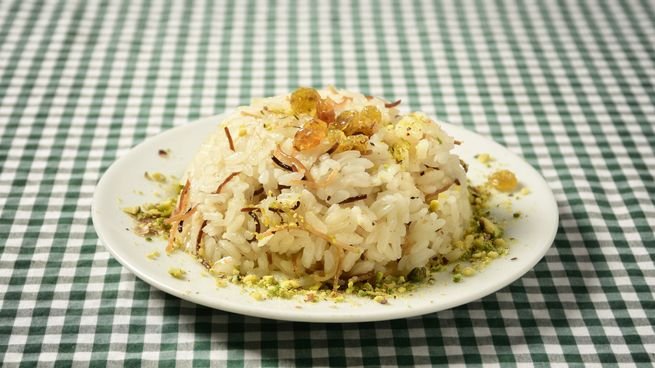 Granos de arroz sobre una superficie blanca