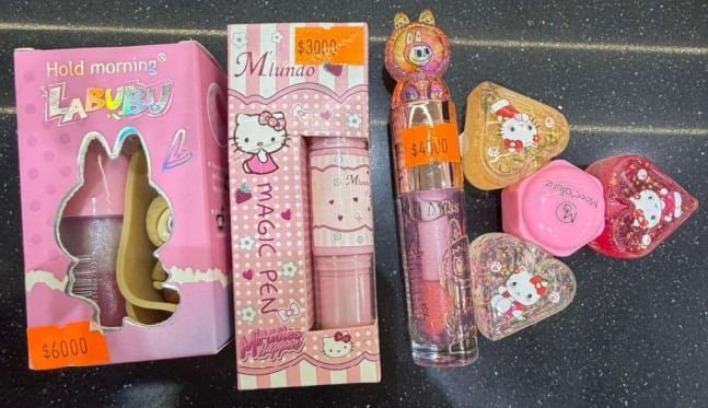 Cosméticos infantiles prohibidos por Anmat con imágenes de Hello Kitty y Labubu