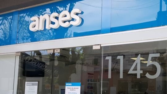 Personal de ANSES brindando atención en un lugar de trabajo