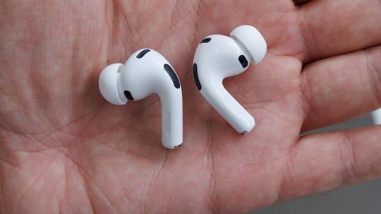 Prototipo de AirPods con cámara integrada en el tallo y luces externas