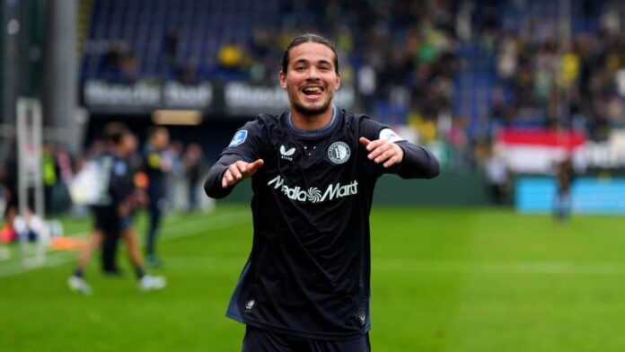 Anis Hadj Moussa celebrando el gol con la camiseta de Argelia
