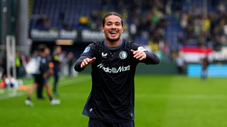 Anis Hadj Moussa celebrando el gol con la camiseta de Argelia