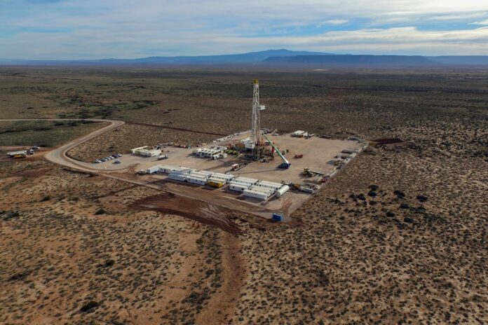 Plataforma petrolera en Vaca Muerta, Neuquén