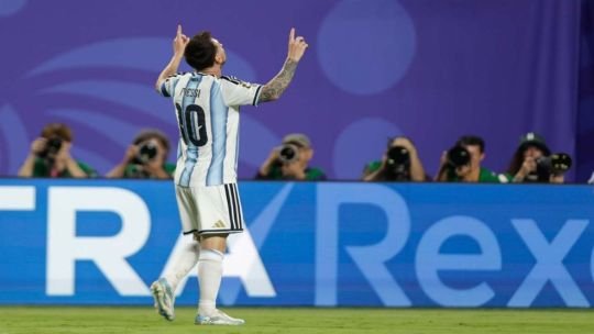 Lionel Messi celebra un gol con la camiseta de Argentina durante el partido ante Argelia por el Mundial 2026