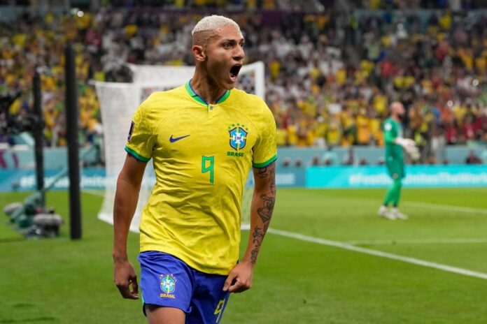 Richarlison celebrando un gol en el debut de Brasil en el Mundial 2022