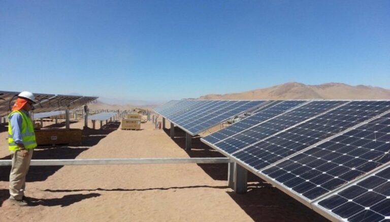 Paneles solares en un parque fotovoltaico