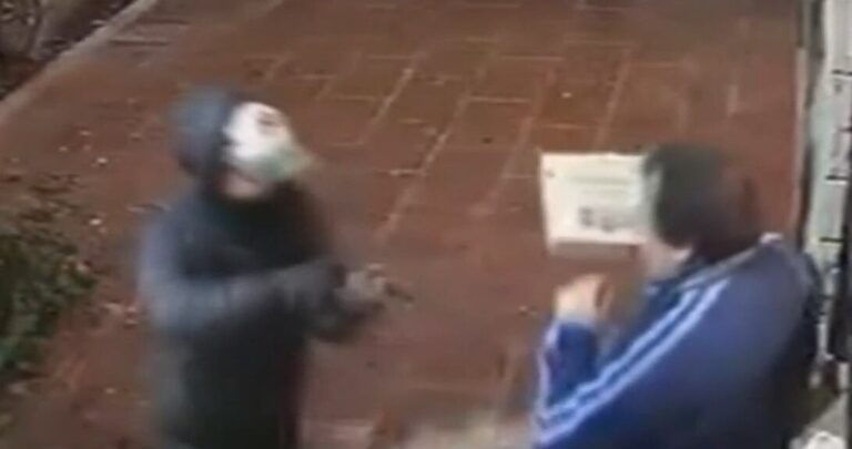 Cámara de seguridad muestra el momento del robo a un repartidor de pizzas en Lanús