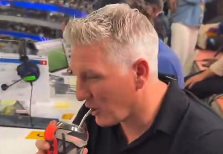 Bastian Schweinsteiger tomando mate durante el partido Inglaterra vs Ghana en el Mundial 2026