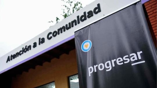 Estudiante revisando información sobre Becas Progresar 2026 en una computadora