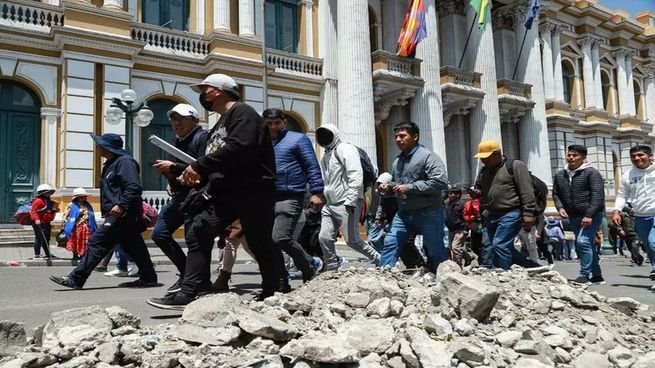 Militares y policías en rutas de Bolivia durante estado de excepción