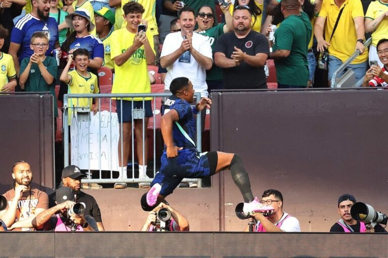 Jugadores de Brasil celebrando un gol en el amistoso contra Egipto