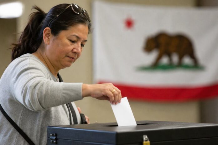 Boleta electoral de California con 14 medidas para noviembre de 2026