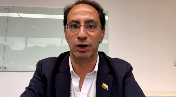 José Manuel Restrepo, candidato a la vicepresidencia de Colombia, en una conferencia de prensa