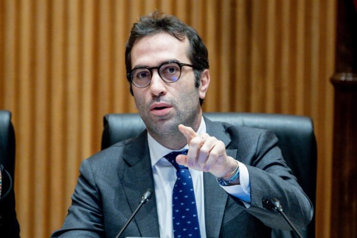 Carlos Cuerpo en reunión oficial