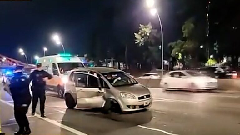 Imagen del choque múltiple en Avenida General Paz y Beiró con presencia de ambulancias y personal policial