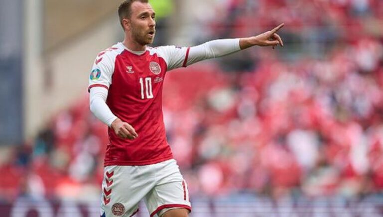 Christian Eriksen en el campo de juego durante el amistoso Dinamarca vs Ucrania