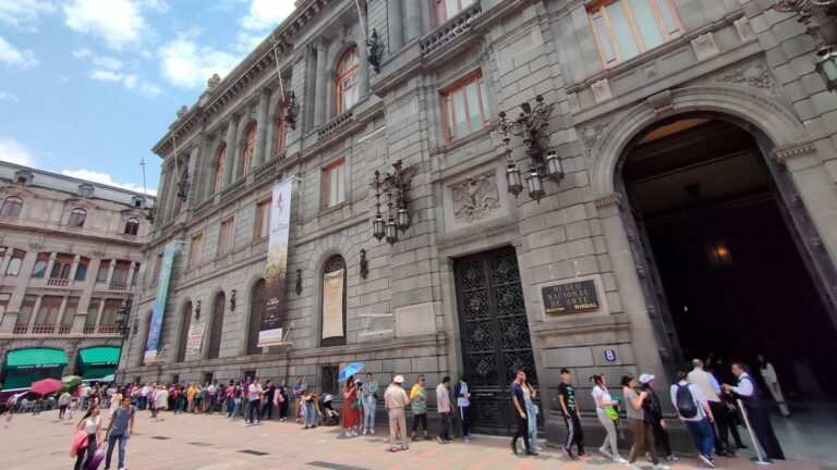 Fachada del Museo Nacional de Arte (MUNAL) en el Centro Histórico de la Ciudad de México