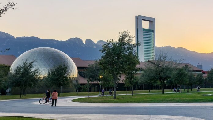 Vista panorámica de Monterrey con cielo despejado