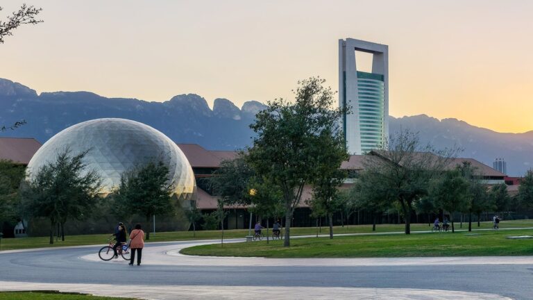 Vista panorámica de Monterrey con cielo despejado