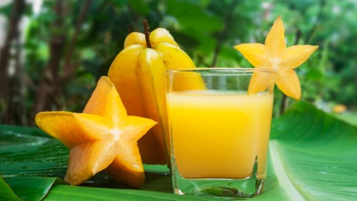 como-preparar-refresco-de-carambola-peruano-receta-paso-a-paso Vasos con refresco de carambola peruano, hielo y hojas de menta