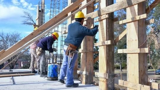 Gráfico de barras que muestra la evolución de la construcción y la industria en Argentina