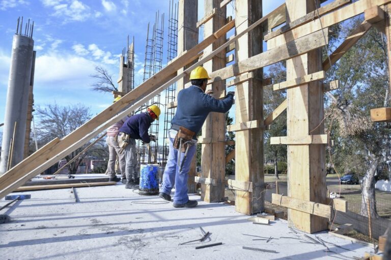 Obra en construcción en Argentina con grúas y andamios
