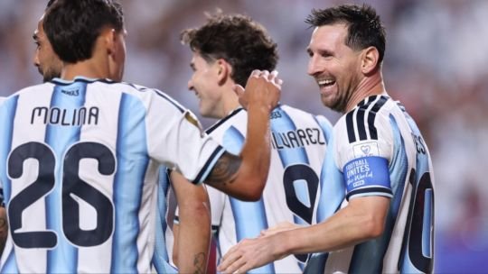 Estadio con banderas de países participantes durante la Copa Mundial FIFA 2026
