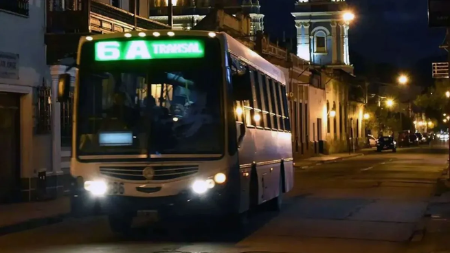 Colectivos detenidos en una terminal de Salta
