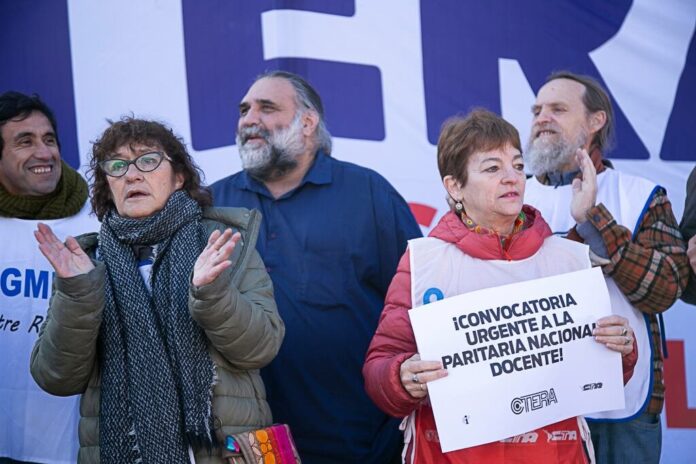 cuatro-gremios-docentes-bonaerenses-convocan-a-un-paro-de-24-horas-para-este-martes-4 Docentes en una manifestación con carteles de reclamo