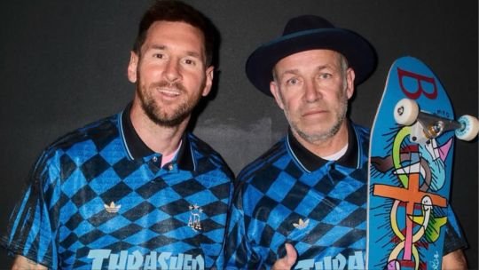 Logo de Thrasher junto a la camiseta de la Selección argentina