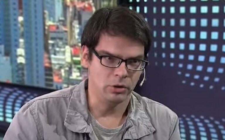 Manuel Adorni en una conferencia de prensa