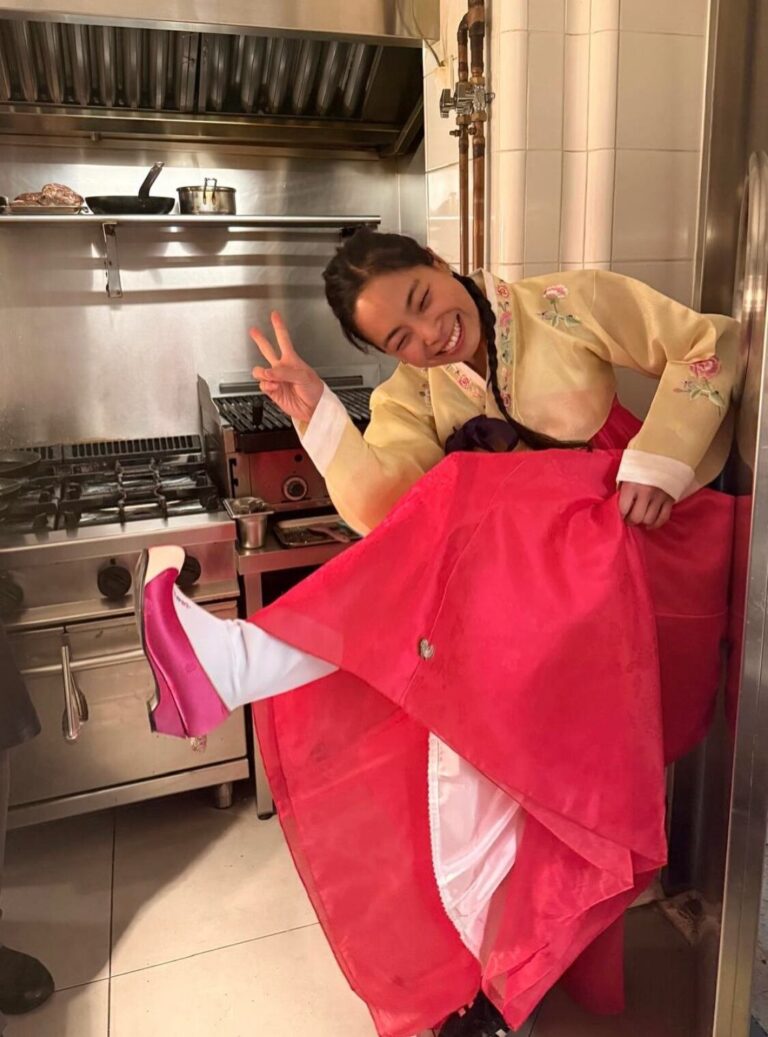 Lis Ra chef en la cocina de su restaurante Na Num en Madrid