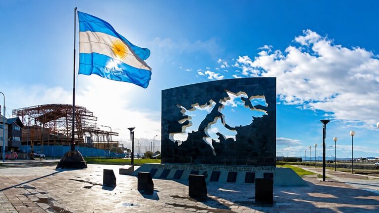 Bandera argentina y silueta de las Islas Malvinas