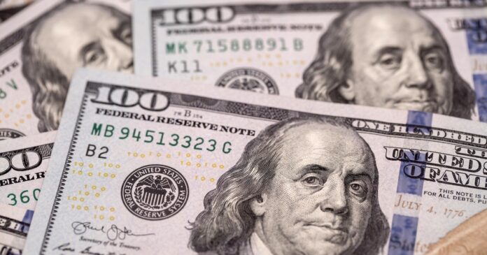 Billetes de dólar estadounidense sobre una superficie plana
