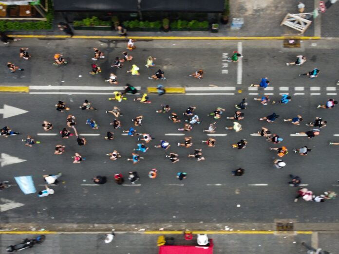 Personas corriendo en una plaza de Buenos Aires durante un domingo temprano