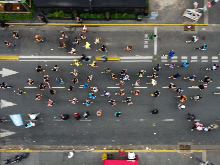 Personas corriendo en una plaza de Buenos Aires durante un domingo temprano