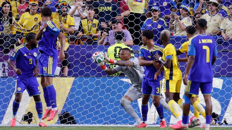 Arquero de Curazao Eloy Room atajando un remate durante el partido contra Ecuador en el Mundial 2026